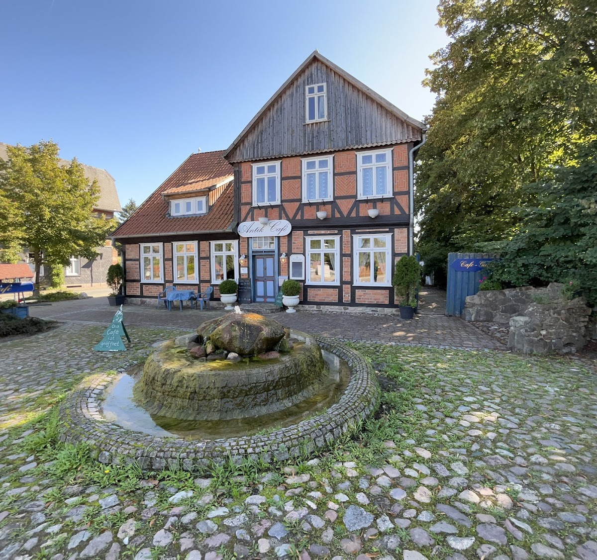 Antik Café - Erika Stamm Photos 2